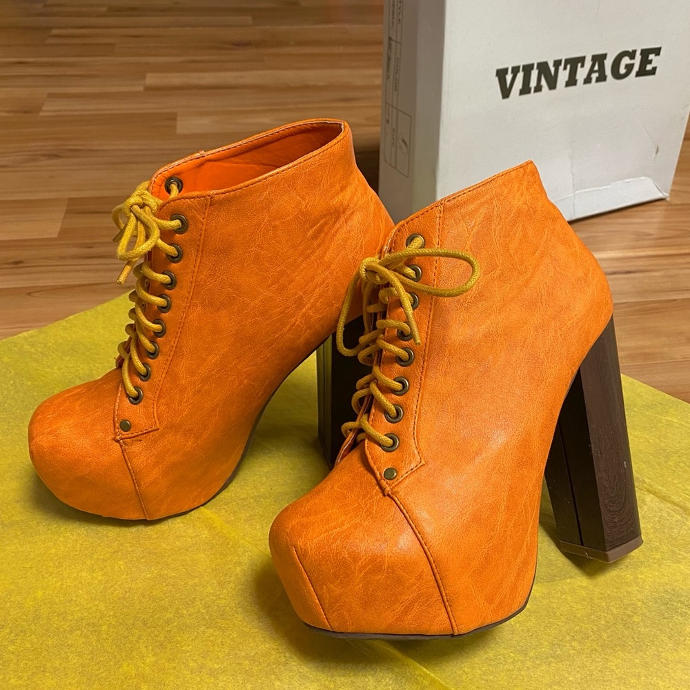 (SOLD) Vintage Lace Up Lita Booties 🧡